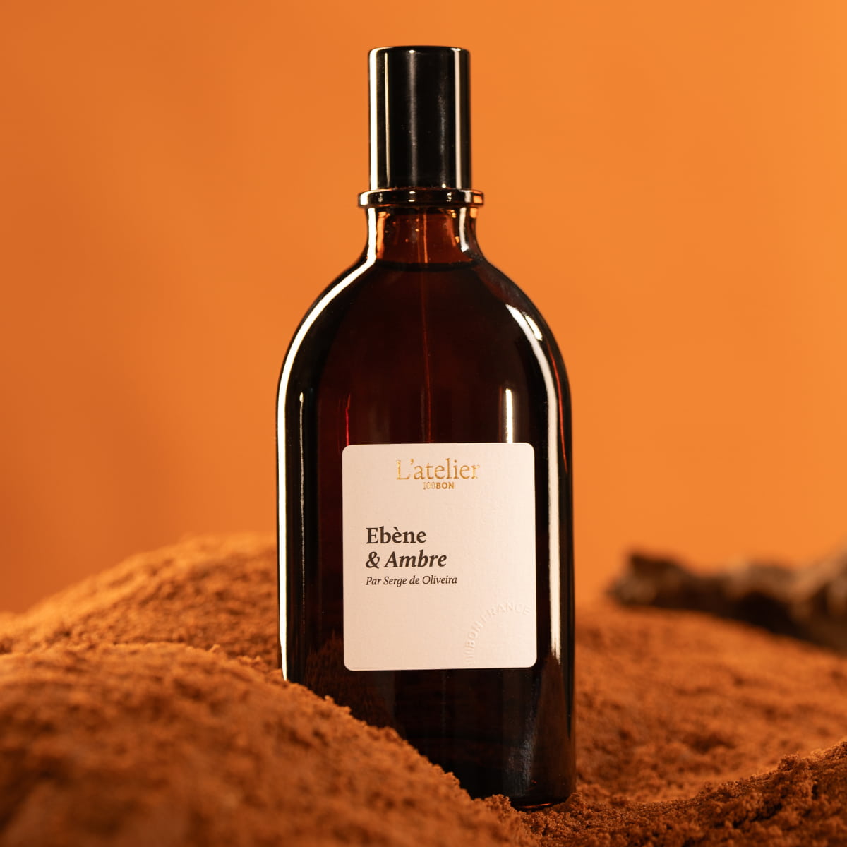 Flacon Parfum naturel Ebène et Ambre sur tas de safran moulu