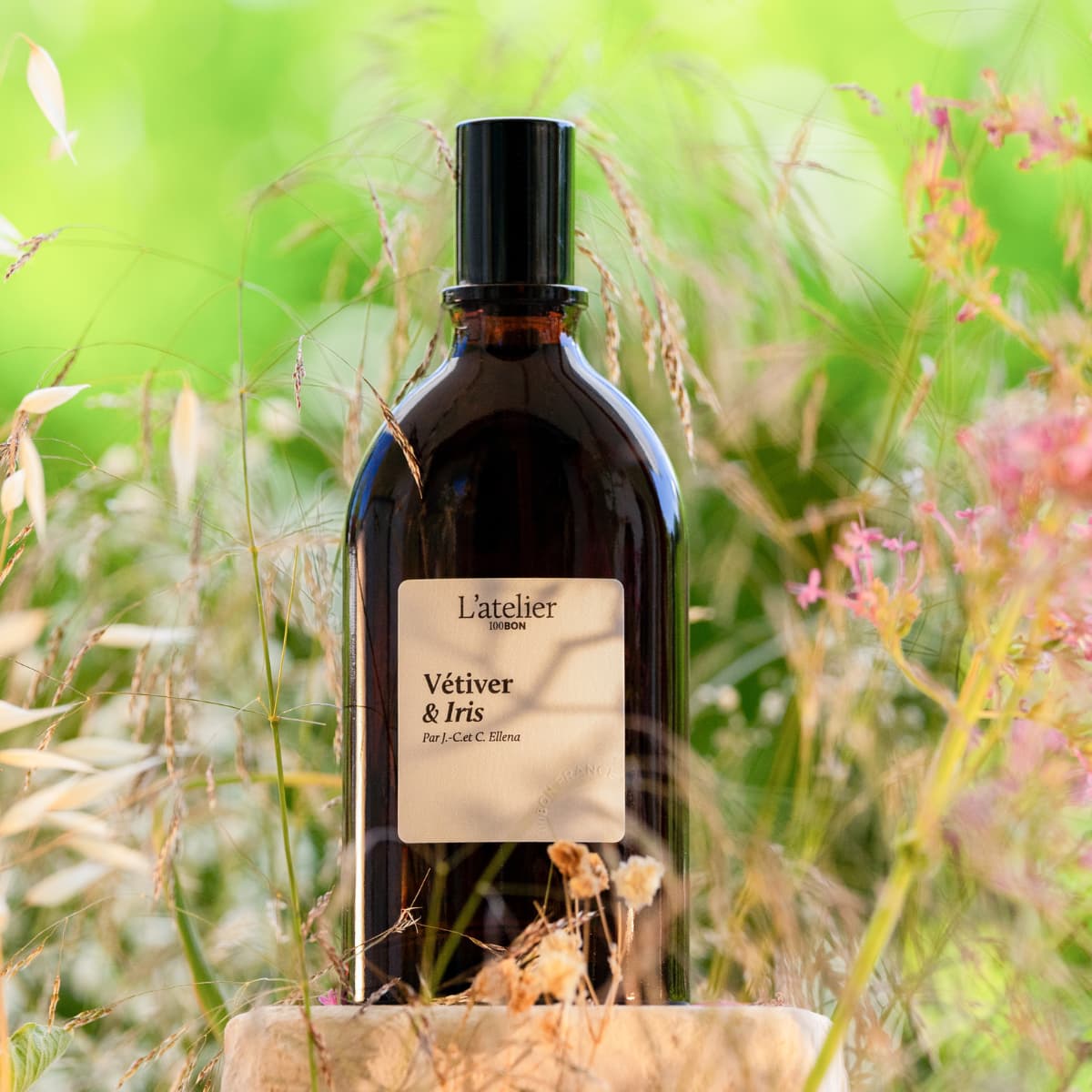 Eau de parfum naturelle Vétiver et Iris - dans un champ